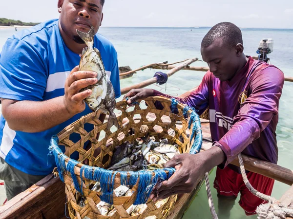 Vissers op een boot dicht bij Mbudya Island — Stockfoto