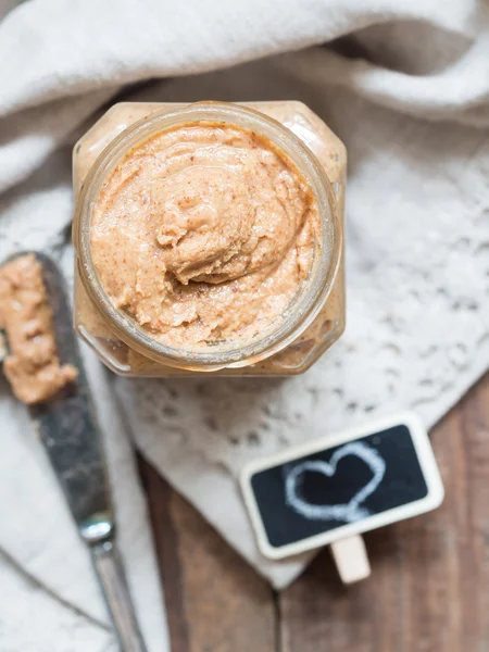 Hausgemachte natürliche Mandelbutter im Glas — Stockfoto