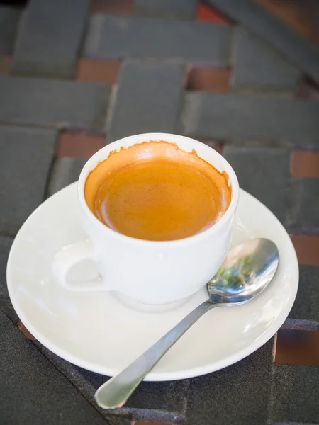 Espresso v bílých pohár — Stock fotografie