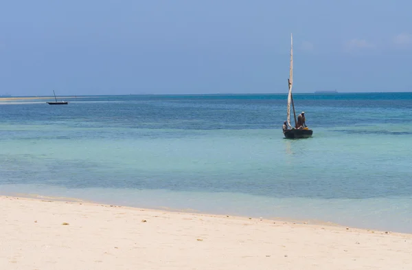 Vissers op een dhow boot — Stockfoto