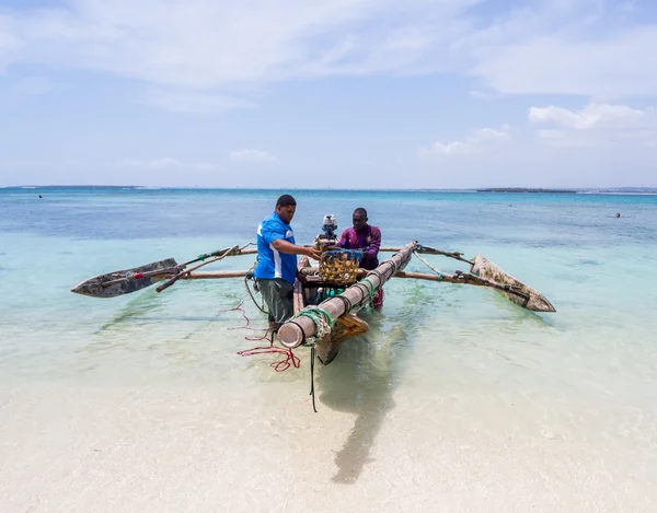 Fishermen with traditional boat — Stock Photo, Image