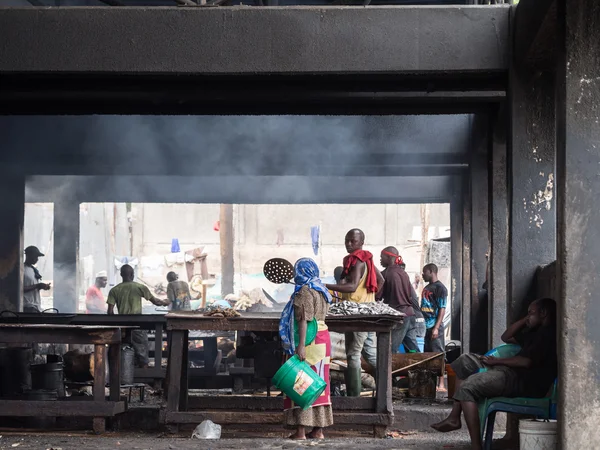 Des femmes locales achètent des fruits de mer au marché aux poissons de Dar es Salaam — Photo