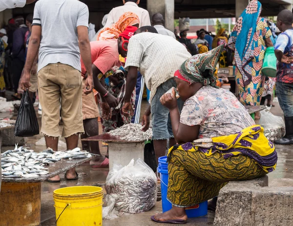 Local women buying seafood in the fish market in Dar es Salaam — Stock Photo, Image