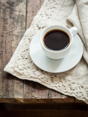 Kahve fincanı ahşap masada.