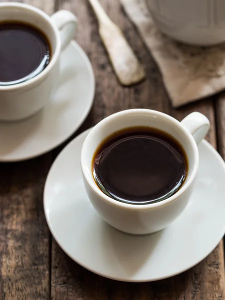 Tazas de café sobre mesa de madera —  Fotos de Stock