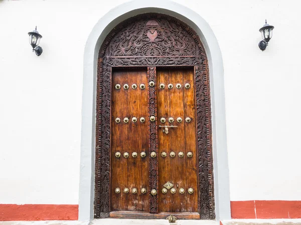 Puerta tallada en madera tradicional — Foto de Stock