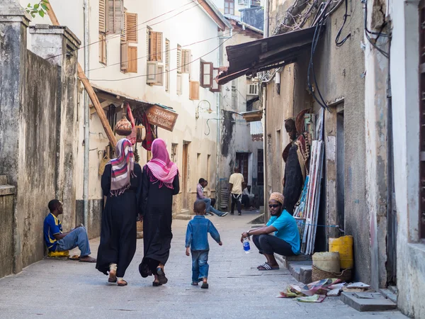 Local people walking on one of the narrow streets — Stock Photo, Image