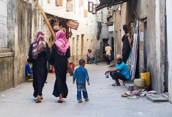 Local people walking on one of the narrow streets — Stock Photo, Image