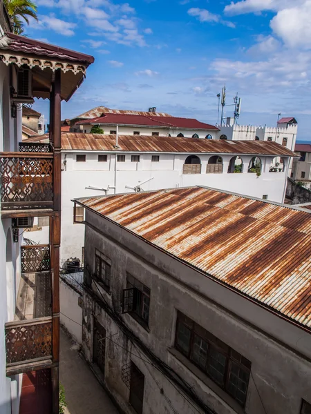 Arquitectura y techos típicos en Stone Town — Foto de Stock