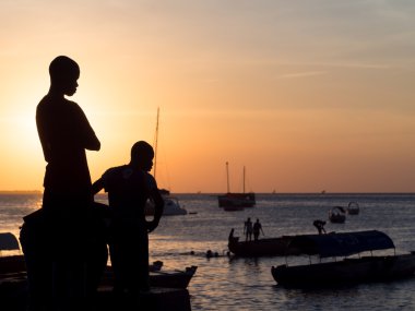 Siluetleri yerel çocuklar için Hint Ocea atlamak hazırlanıyor