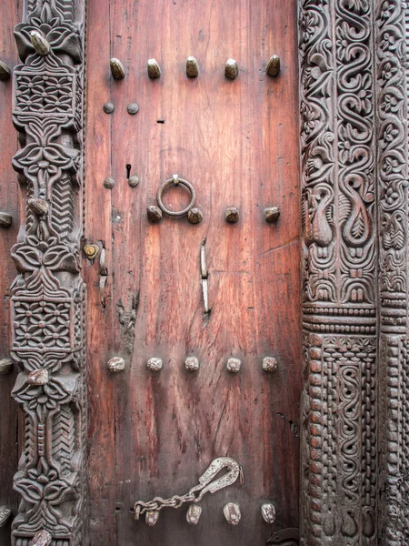 Porte traditionnelle sculptée en bois — Photo