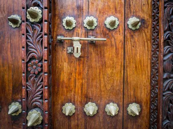 Porte traditionnelle sculptée en bois — Photo