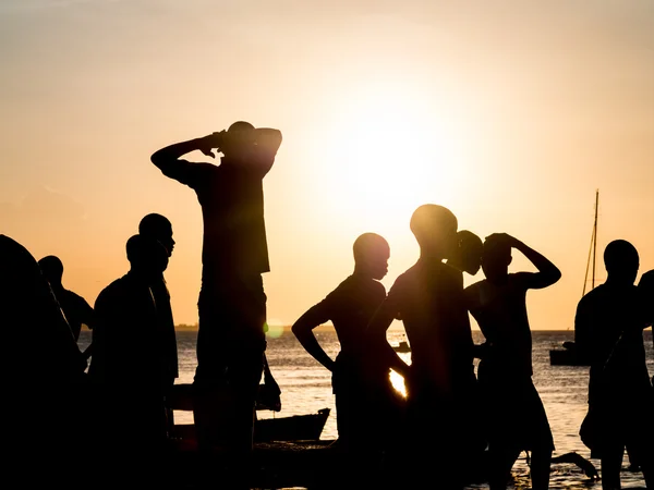 Silhouette di ragazzi locali che si preparano a saltare all'Ocea indiana — Foto Stock