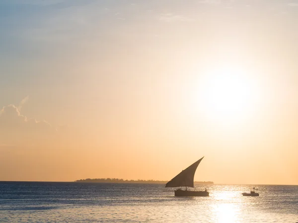 Barca dhow tanzaniana in mare aperto — Foto Stock