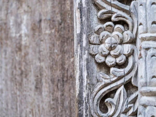 Décorations sculptées typiques avec des motifs floraux — Photo