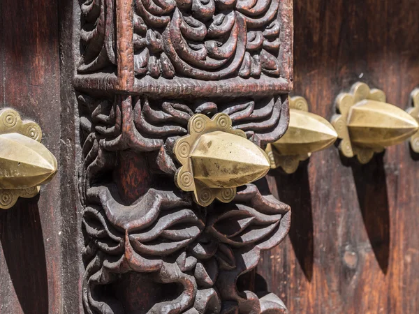 Vieille porte traditionnelle sculptée en bois — Photo