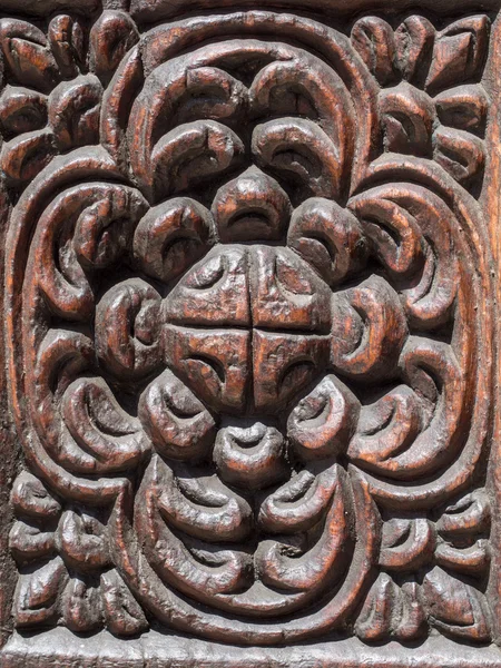 Ornamentos florais na porta de madeira esculpida — Fotografia de Stock