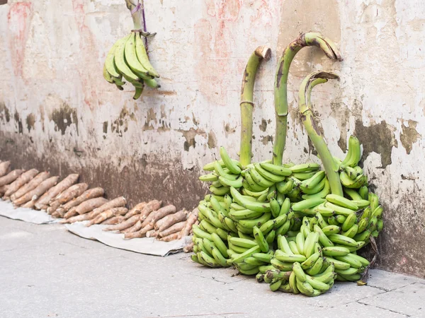 Местные бананы и кассавы — стоковое фото