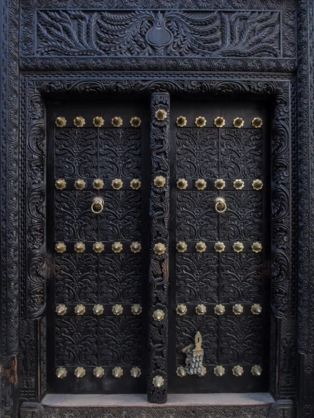 Vieille porte traditionnelle sculptée en bois — Photo