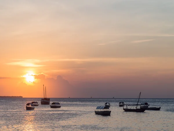 Bateaux traditionnels en pleine mer sur l'océan Indien — Photo