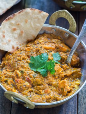 paneer tikka masala bir geleneksel bakır kase