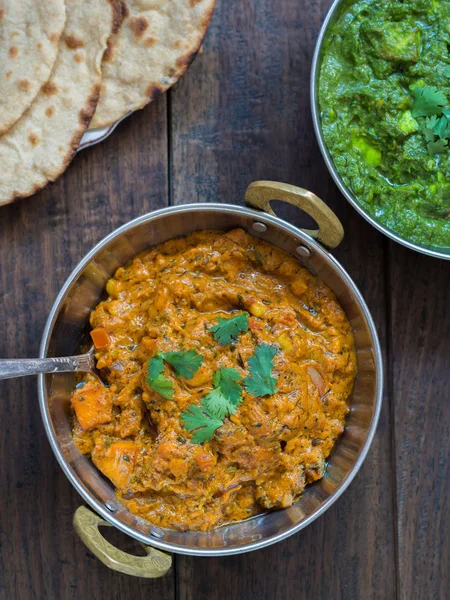 Paneer tikka masala в традиционной медной чаше — стоковое фото