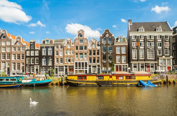 Huizen over kanaal in Amsterdam — Stockfoto