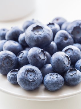 Bilberries küçük bir plaka üzerinde