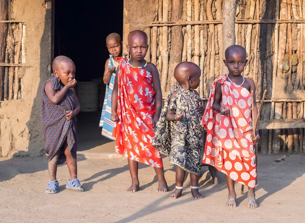 Масаї дітей перед традиційними будинку — стокове фото