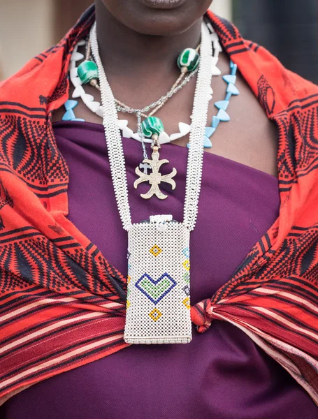 Handyhülle von einer Massai-Frau getragen — Stockfoto