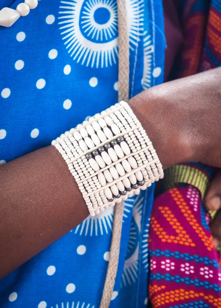 Pulsera usada por una joven mujer masai — Foto de Stock