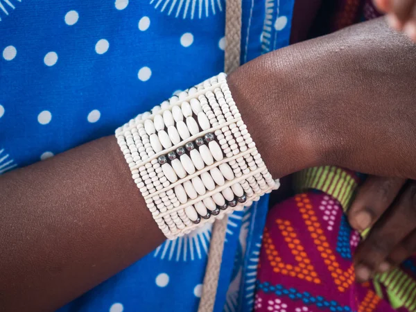 Bracelet porté par une jeune Masaï — Photo