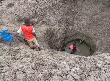 Erkekler kendi sığır için su alma