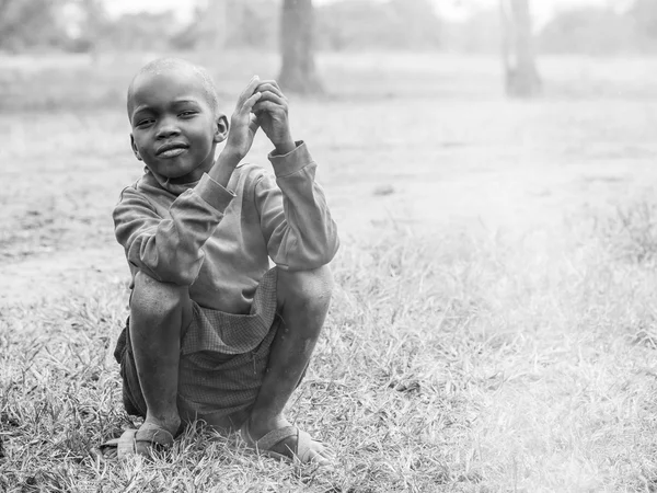 Maasai barn sitter bredvid en brand — Stockfoto