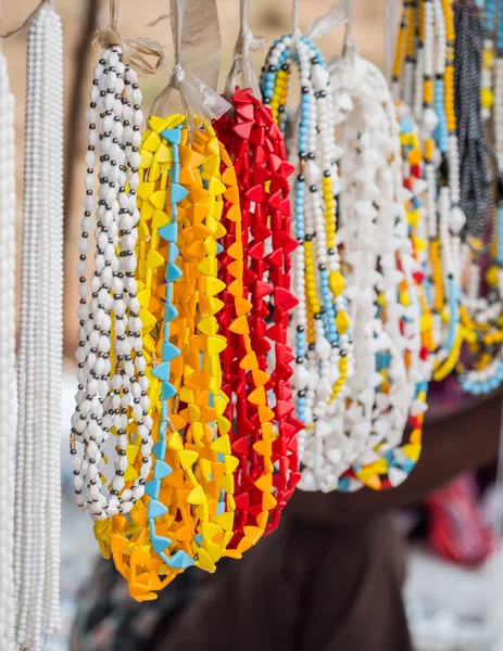 Massai-Halsketten auf einem lokalen Massai-Markt — Stockfoto