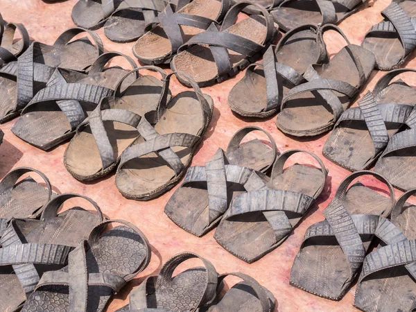 Sandalen aus alten Reifen — Stockfoto