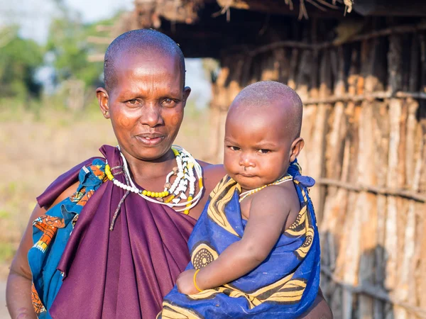 Masajské matka drží své dítě — Stock fotografie