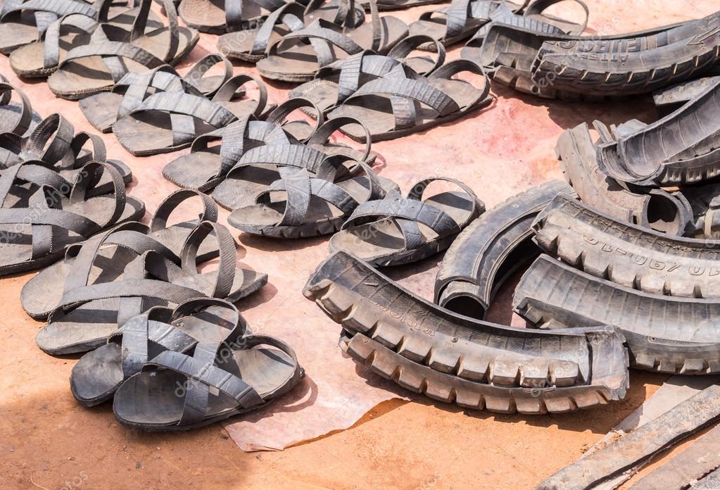 "Le bon coin" Chaussures collectors... Depositphotos_81147058-stock-photo-sandals-made-of-old-tires