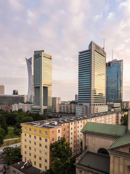 Modern och äldre arkitektur i Warszawa — Stockfoto