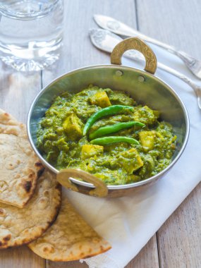 Palak paneer geleneksel bakır kase