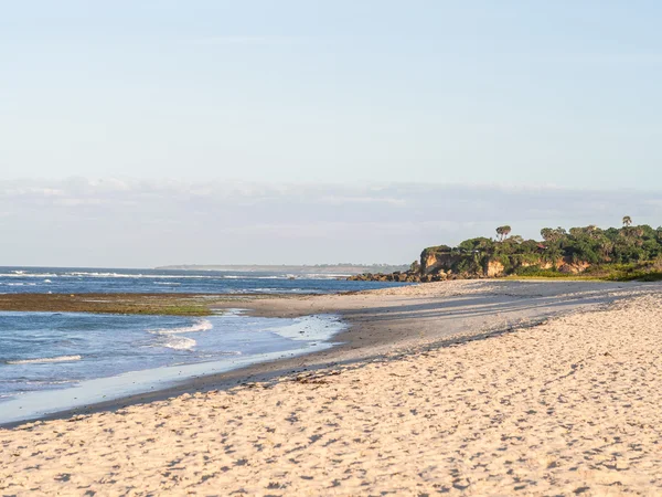 Strand in Tanzania bij zonsondergang. — Stockfoto