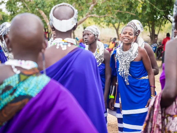Masajskie kobiety taniec i śpiew — Zdjęcie stockowe