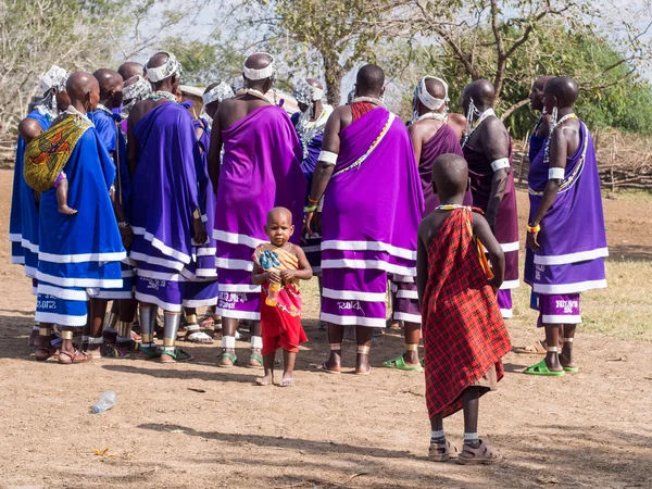 Maasaiske kvinder danser og synger - Stock-foto