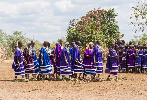 Maasai vrouwen dansen en zingen — Stockfoto