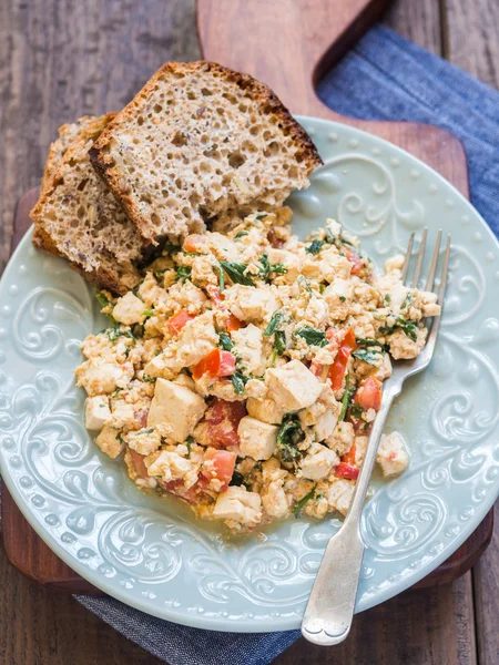 Tofu scramble com tomate — Fotografia de Stock