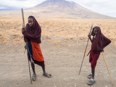 İki genç Maasai savaşçı