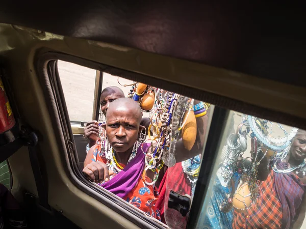 Hatıra Eşyası sunan Masai kadın — Stok fotoğraf