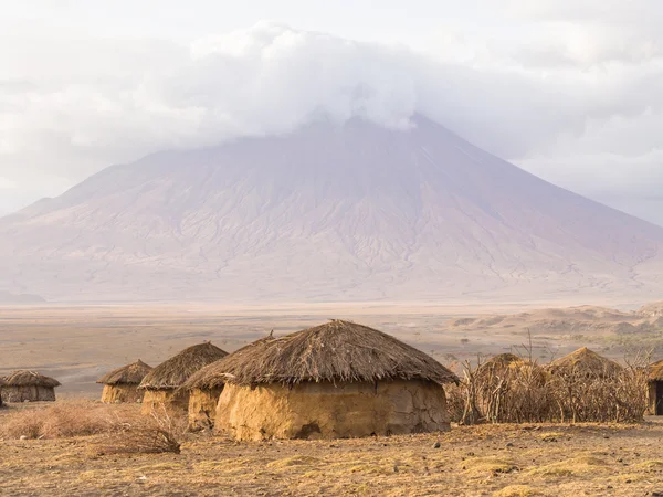 Maasai aldeia em frente ao Ol Doinyo Lengai — Fotografia de Stock