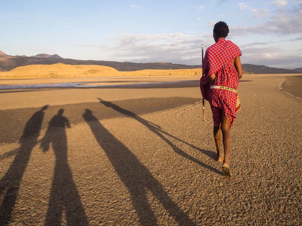 Guida Maasai principali turisti — Foto Stock