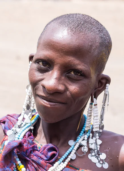 Lachende vrouw Maasai — Stockfoto